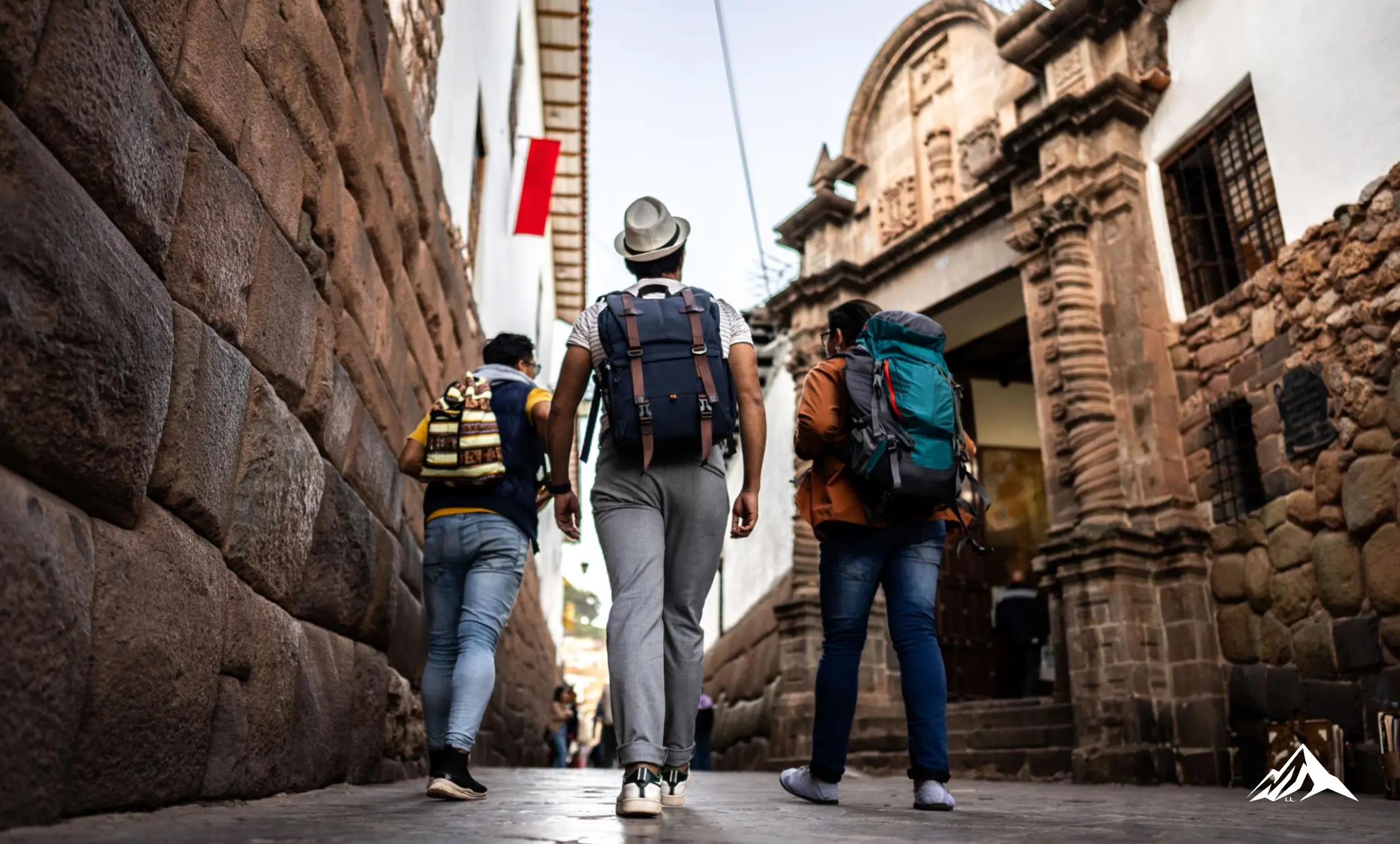 Tourists exploring the historic streets of Cusco while discovering the main factors that influence the cost of traveling to Peru.